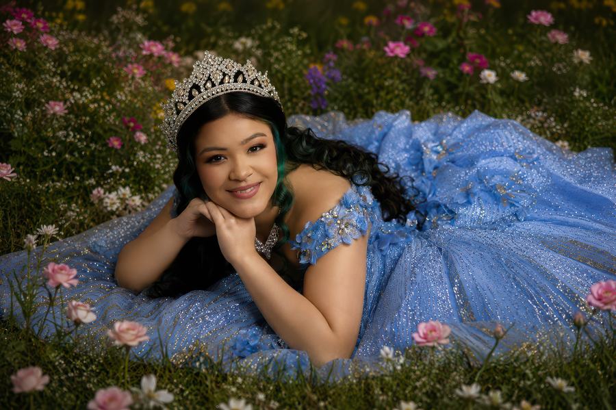Sesión fotográfica de quinceañera entre flores